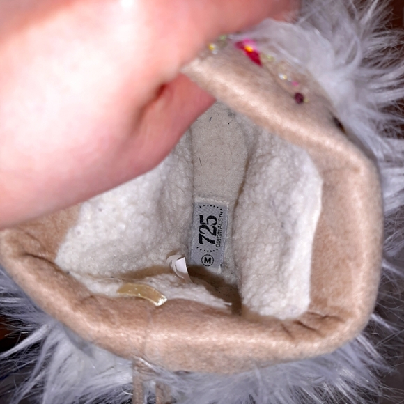 Y2K Plush Slippers with Pom Pom Laces - Picture 5 of 8